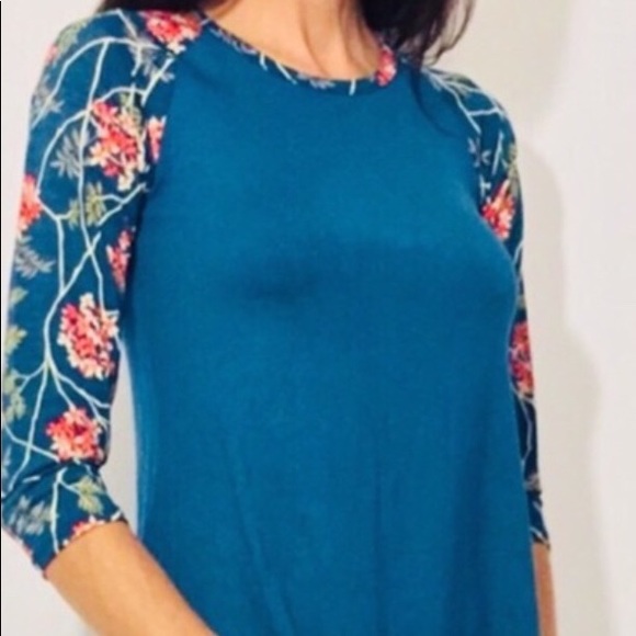 ❌DONATED❌Teal Blue Floral Sleeve Design Top - Picture 4 of 6